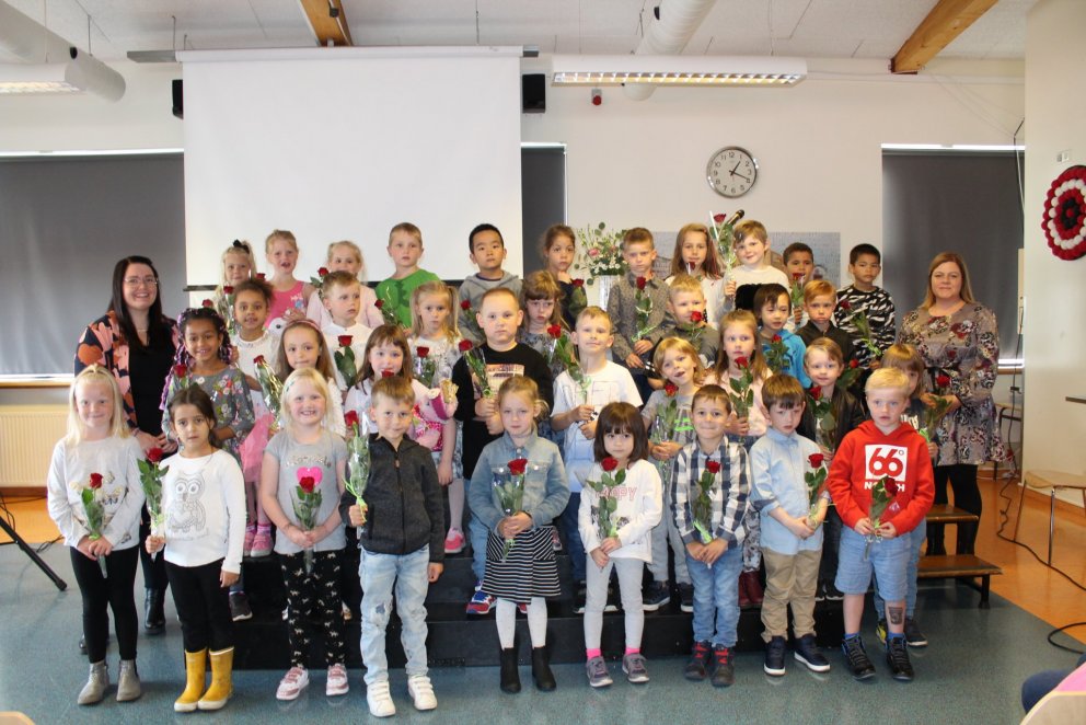 Nemendur í fyrsta bekk prúðbúnir og fullir tilhlökkunar við skólasetningu í Myllubakkaskóla. Ljósmy…