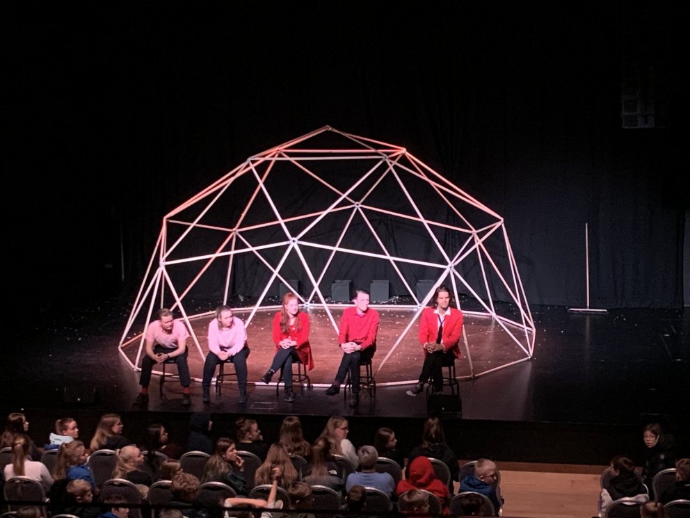 Leikhópurinn bauð upp á samtal við nemendur eftir sýninguna