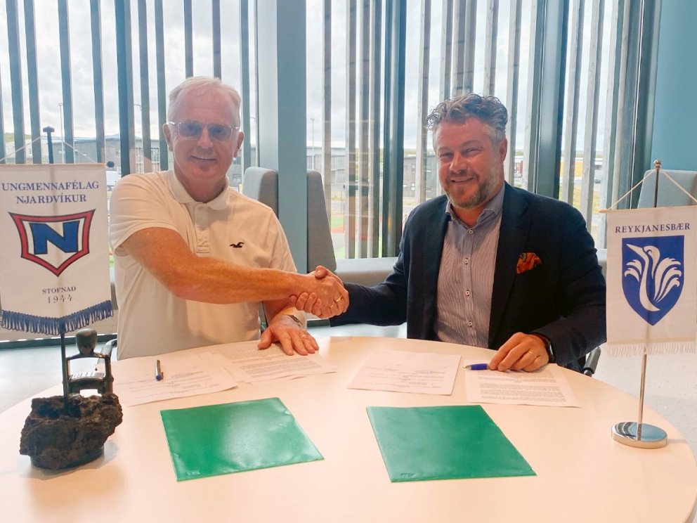 Kjartan Már Kjartansson bæjarstjóri Reykjanesbæjar og Ásgeir Einarsson framkvæmdastjóri Egils Árnas…