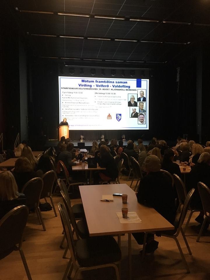 Hera Ósk Einarsdóttir sviðsstjóri Velferðarsviðs sést hér hefja starfsdaginn.