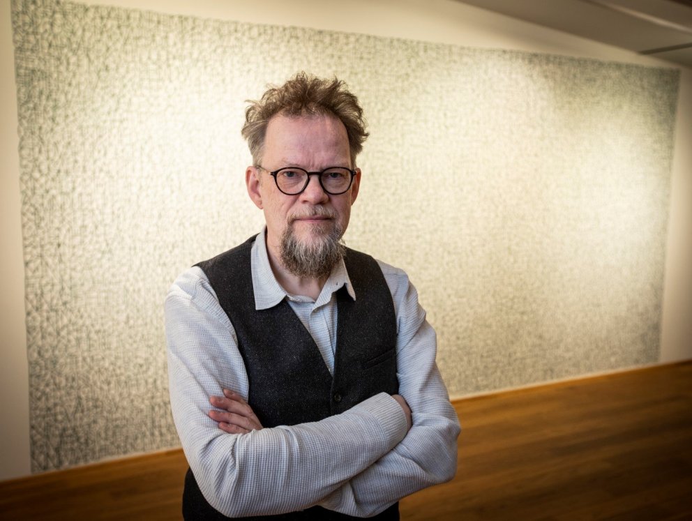 Guðjón Ketilsson fyrir framan eitt verkanna á sýningunni Teikn