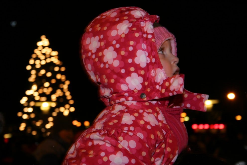 Gaman við tendrun jólatrésins.