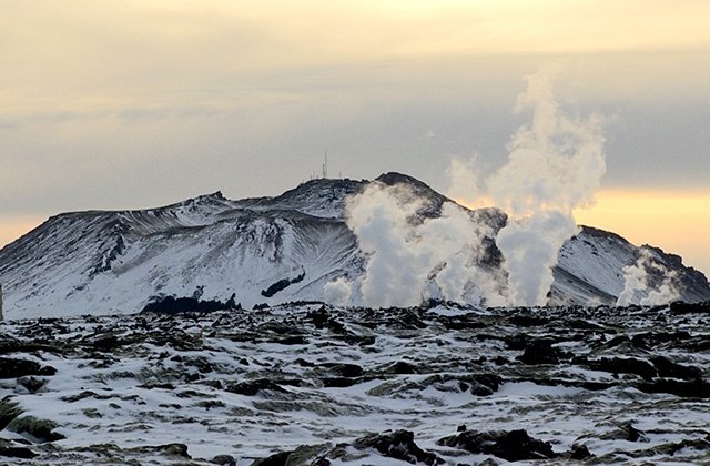 Ríkislögreglustjóri hefur lýst yfir óvissustigi vegna landriss vestan við fjallið Þorbjörn. Ljósmyn…