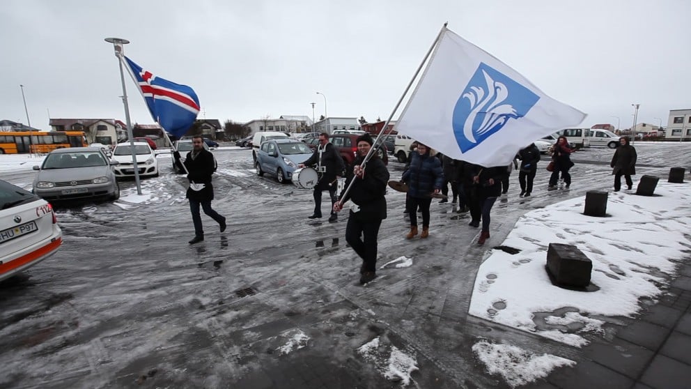 Skrúðganga yfir í Hljómahöll.