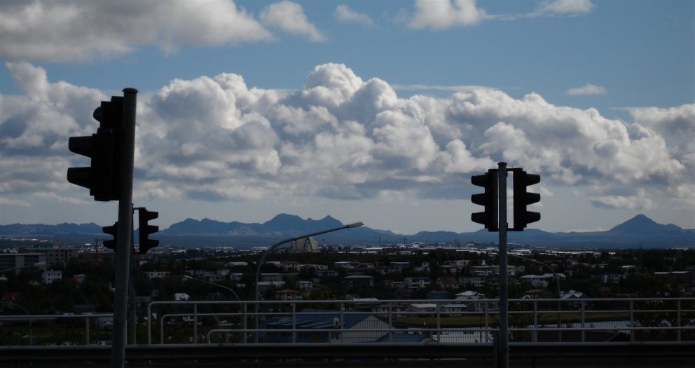 Keilir i hafi umferðarljósa. Ljósmynd: Wikimedia (Keilir from Reykjavik)