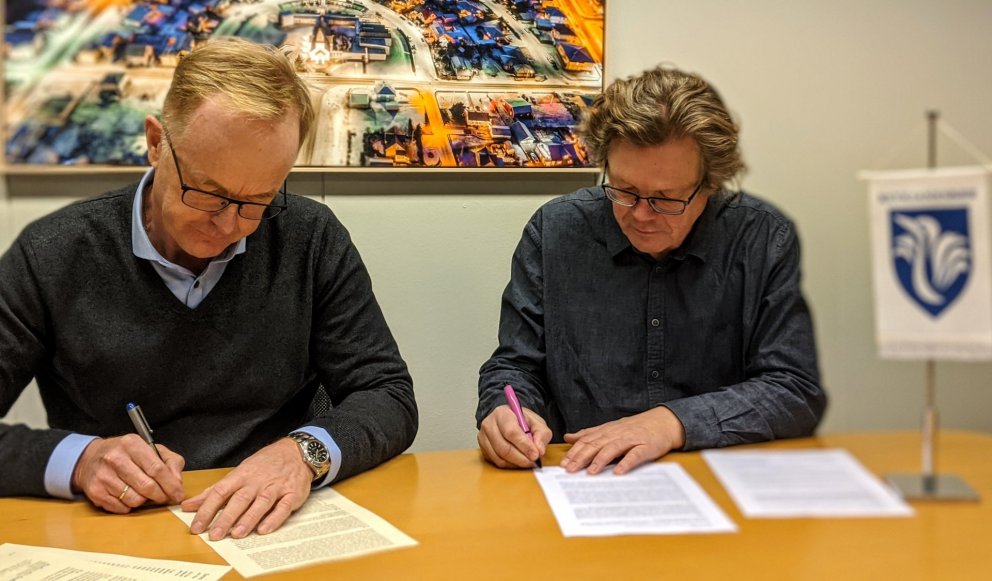 Kjartan Már Kjartansson og Árni Daníel Júlíusson við undirritun samningsins.