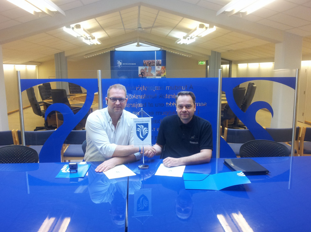 Guðlaugur og Guðmundur við undirritun samnings í Ráðhúsi Reykjanesbæjar.