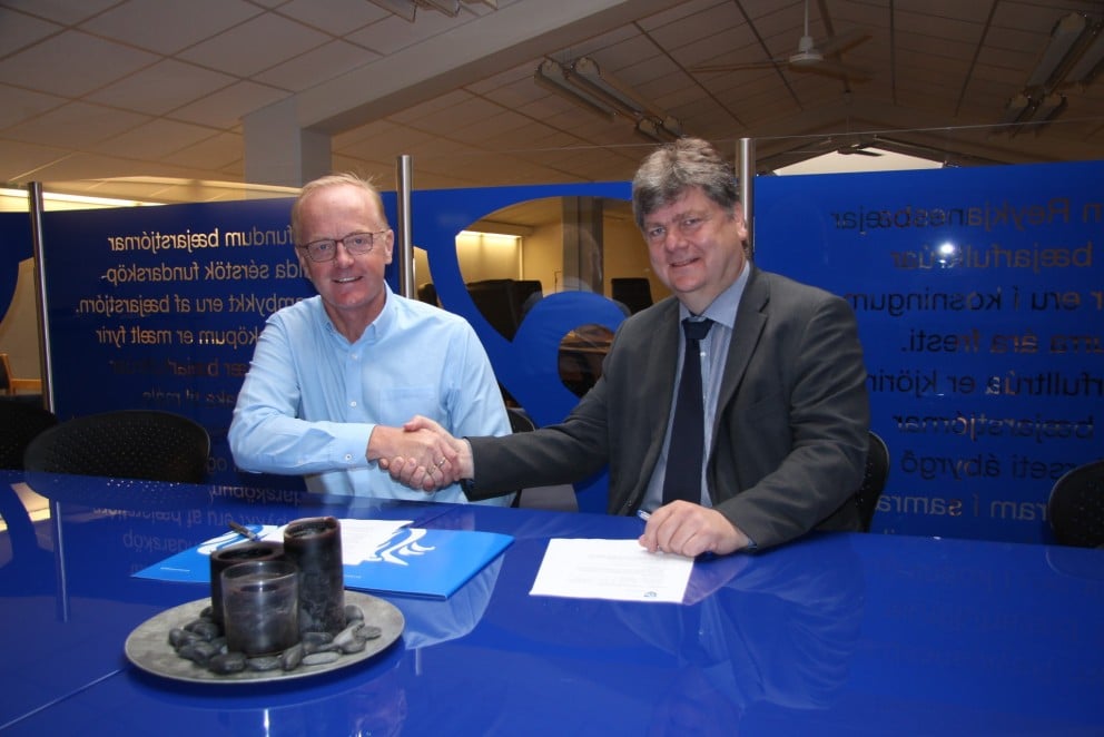 Kjartan Már Kjartansson bæjarstjóri og Theodór S. Sigurbergsson handsala samninginn.