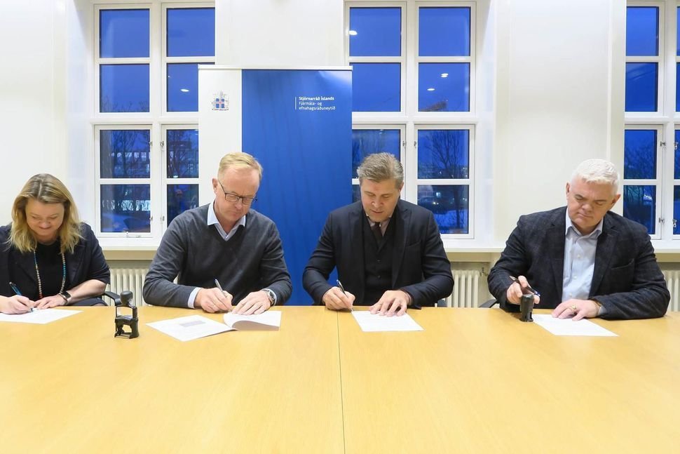 Frá undirrituninni í húsakynnum Stjórnarráðsins í dag, f.v. Elín, Kjartan Már, Bjarni og Magnús. Lj…
