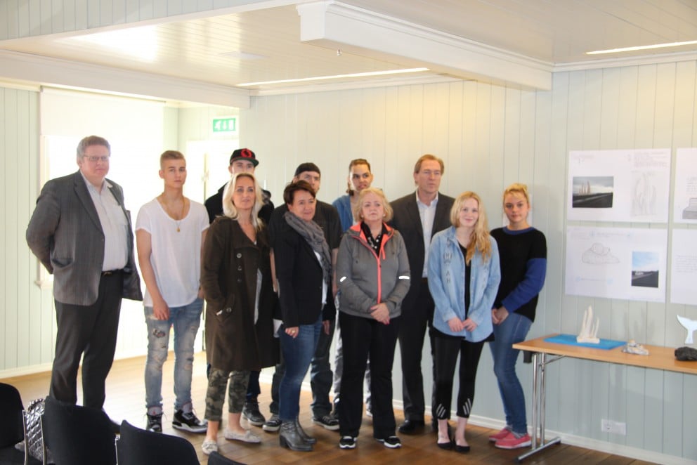 Nemendurnir ásamt skólastjóra FS og aðstandendum samkeppninnar.