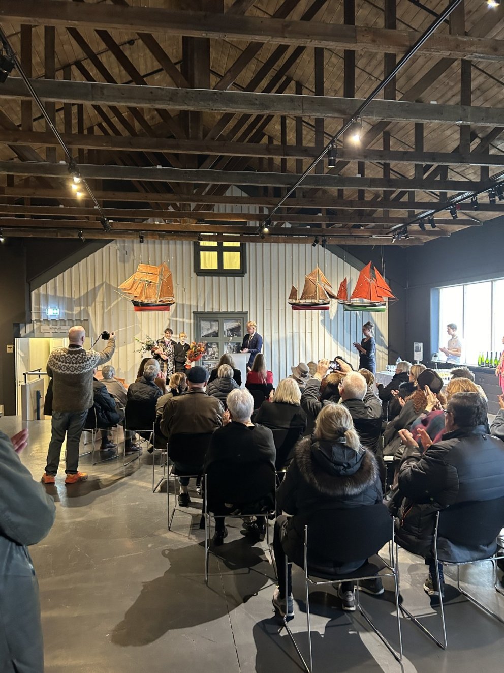 Kjartan bæjarstjóri opnar sýninguna.