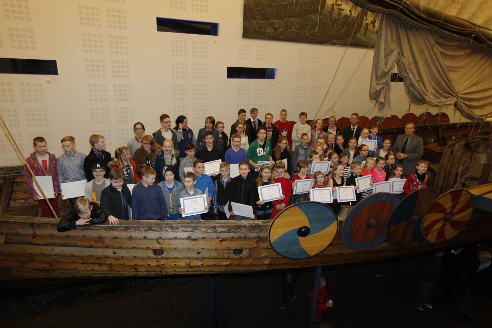 Verðlaunahafar í víkingaskipi.