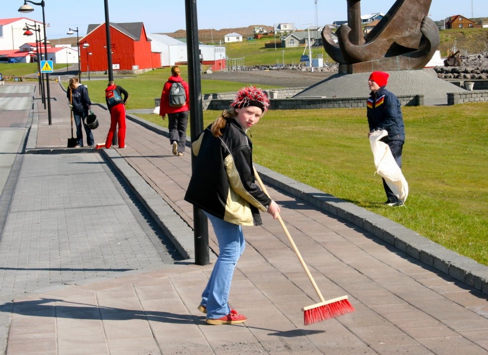 Nemendur vinnuskóla taka til hendinni á Hafnargötu.