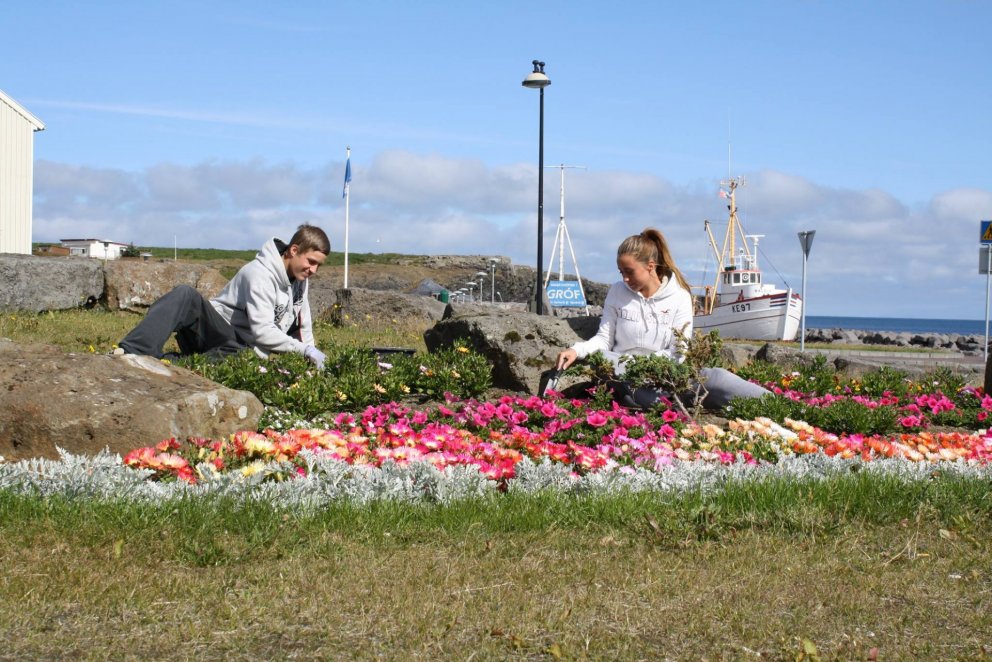 Ungmenni að störfum í vinnuskólanum.
