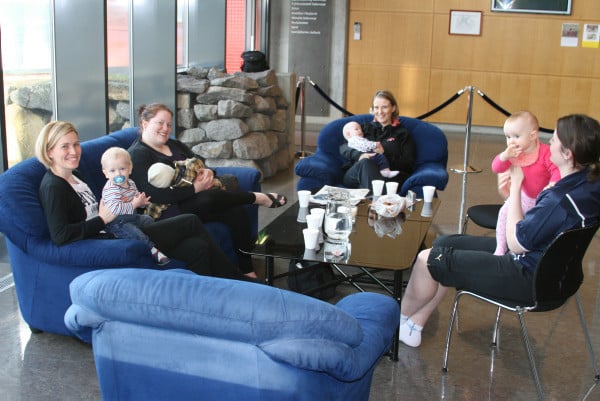 Það er alltaf gott fyrir foreldra ungra barna að hitta aðra foreldra sem eru í svipuðum sporum.