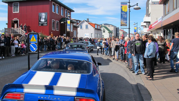 Frá akstri fornbíla niður Hafnargötu á Ljósanótt.