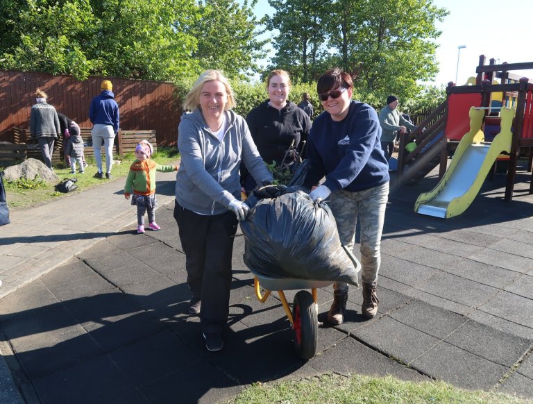 Margar hendur vinna létt verk. Ljósmynd: Tjarnarsel