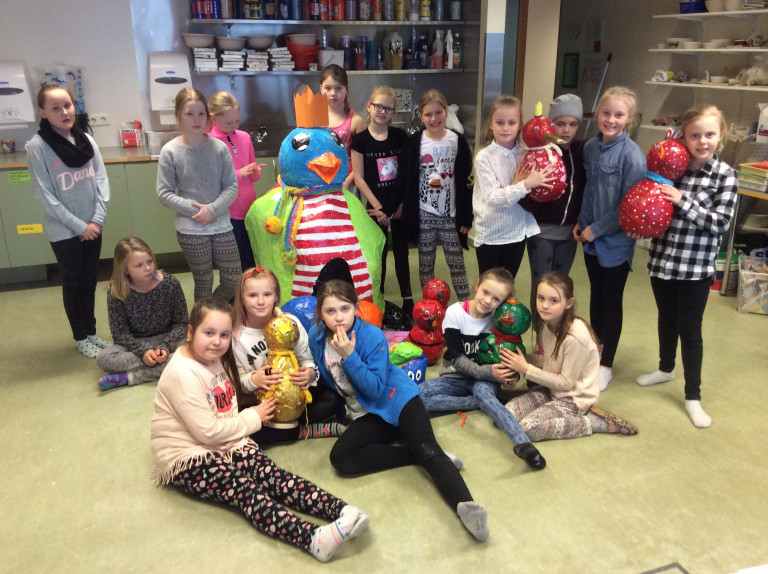 Nemendur í Njarðvíkurskóla að vinna að fuglum fyrir Listahátíð barna