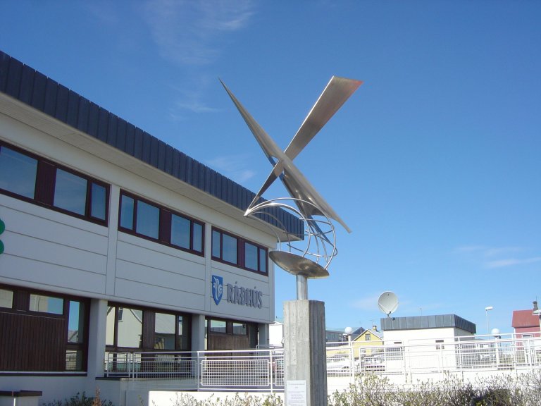 Ráðhús Reykjanesbæjar með Stjörnuþokusmið Erlings Jónssonar í forgrunni.