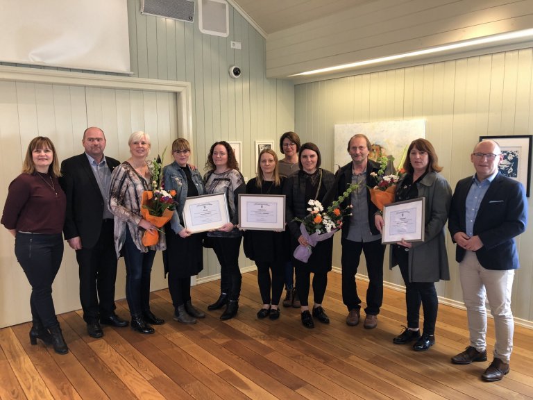 Hópurinn sem fékk hvatningarverðlaun fræðsluráðs 2018, ásamt Helgu Maríu Finnbjörnsdóttur og Alexan…