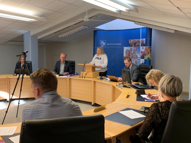 Bæjarstjórn mun yfirgefa risið í Ráðhúsinu þann 20. ágúst nk. og færa sig yfir í Merkines, Hljómahö…