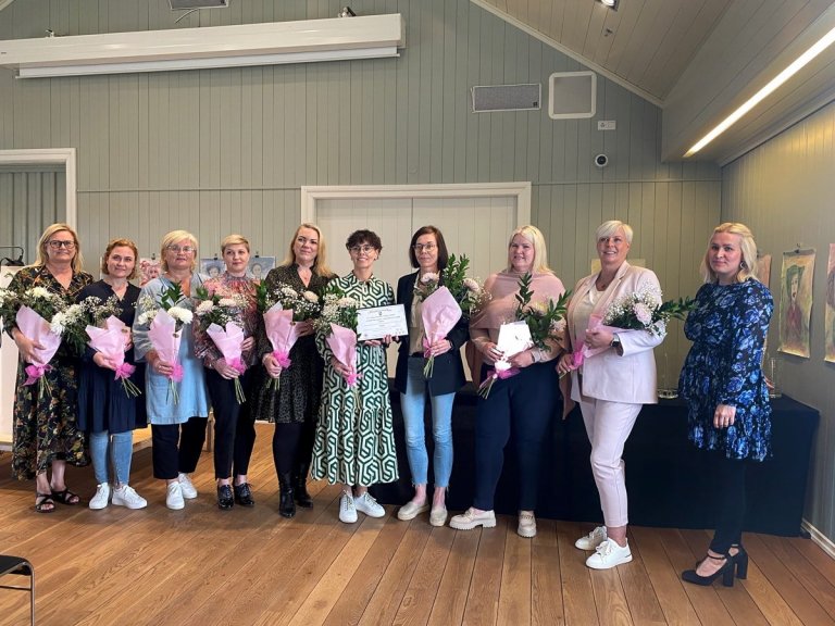 Hvatningarverðlaun fræðsluráðs 2022 – Skólaslit. Fulltrúar verkefnisins ásamt Valgerði formanni fræ…