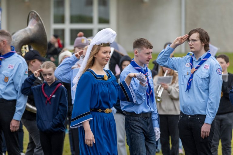 Valý Rós Hermannsdóttir í fylgd skáta frá Heiðabúum. Mynd/Víkurfréttir.