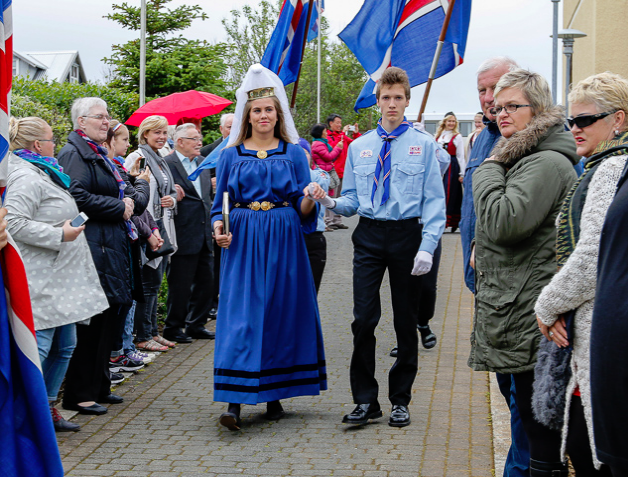 Fjallkona í fylgd skáta.