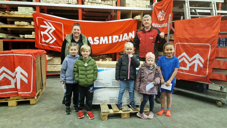 Gauja Eldon, Alexander Óðinn, Sigrún Kara, Katla og Maria taka á móti verðlaununum í Húsasmiðjunni.…