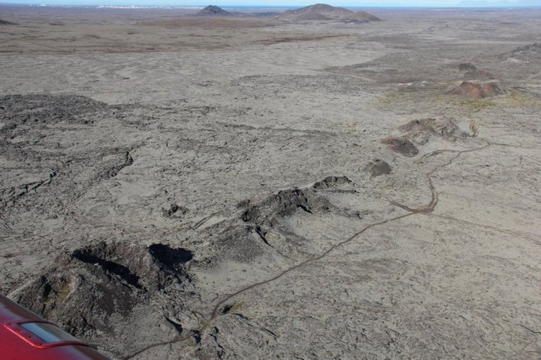 Séð yfir gígaröðina í Eld­vörp­um. Varað er við hella­skoðun þar í grennd­inni. Ljós­mynd/Ó​mar Rag…
