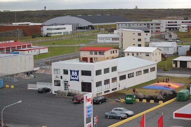 Horft yfir 88 húsið sem er önnur þeirra opinberu bygginga sem kemur fram í kærunni. Ljósmynd: Víkur…