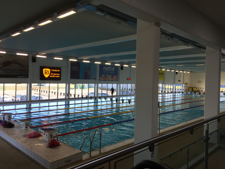 Horft inn í innilaug Sundmiðstöðvar.