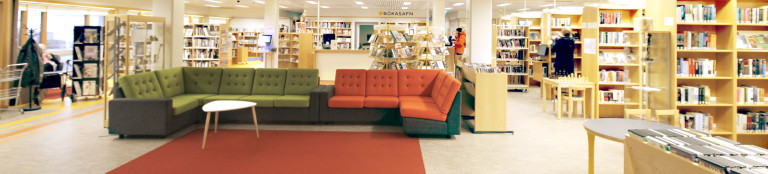 Bókasafn Reykjanesbæjar er staðsett á jarðhæð Ráðhúss Reykjanesbæjar.