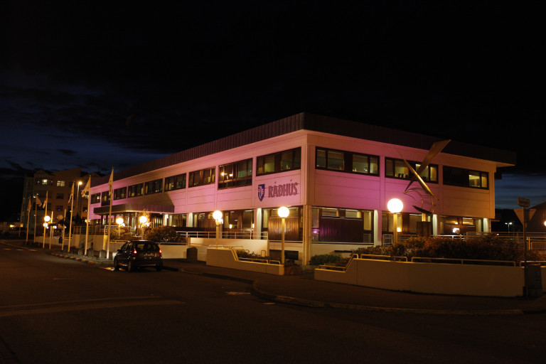 Bleiklýst Ráðhús í bleikum október.