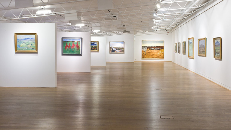 Horft yfir sýninguna Hjartastaður í sýningarsal Listasafns Reykjanesbæjar.