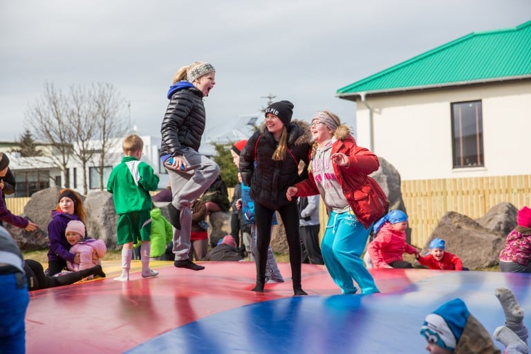 Hoppað á loftdýnu við 88 húsið.