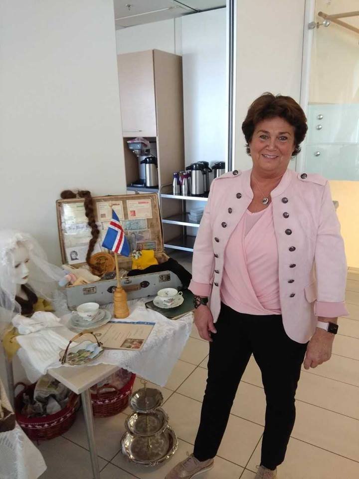 Helga Margrét Guðmundsdóttir tómstunda- og félagsmálafræðingur við minningartöskuna góðu.