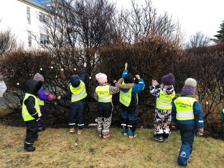 Leikskólabörn að skreyta Aðventugarðinn
