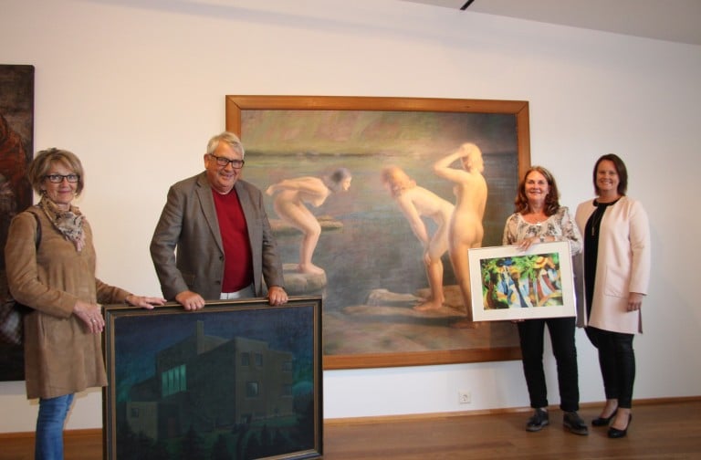 Svava Kristín og Sveinn Valfells afhenda listaverkin til Listasafns Reykjanesbæjar. Móttöku veittu …