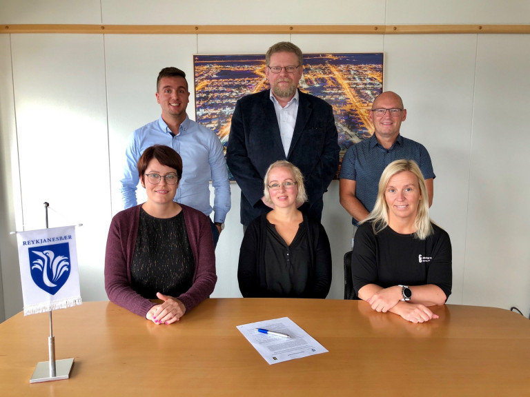 Frá undirritun framlengingar samnings. Efri röð frá vinstri Einar Trausti Einarsson, yfirsálfræðing…