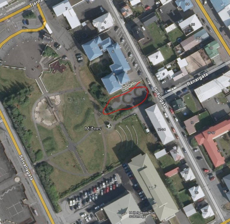 Rauði hringurinn sýnir hvar aldingarðurinn er staðsettur.