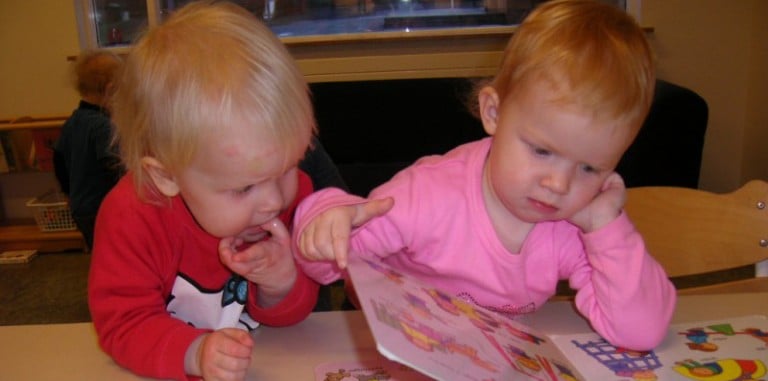 Áhugasöm leikskólabörn.