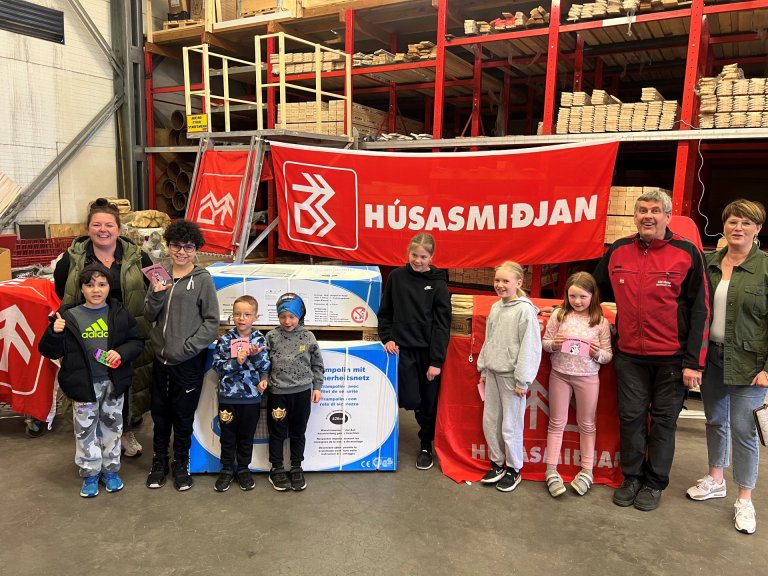 Á myndinni má sjá heppna verðlaunahafa á BAUN ásamt Höllu Karen Guðjónsdóttur, viðburðastjóra BAUNa…