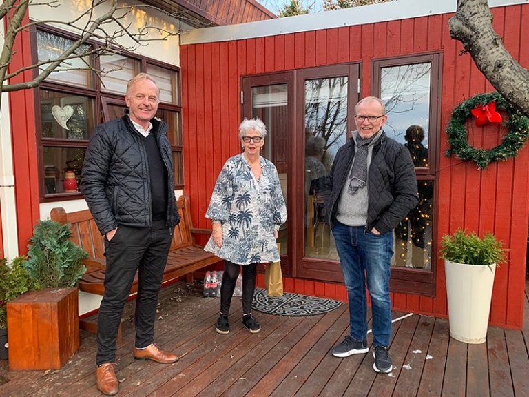 Bergþóra Káradóttir ásamt Kjartani Má Kjartanssyni, bæjarstjóra, og Guðbrandi Einarssyni, forseta b…