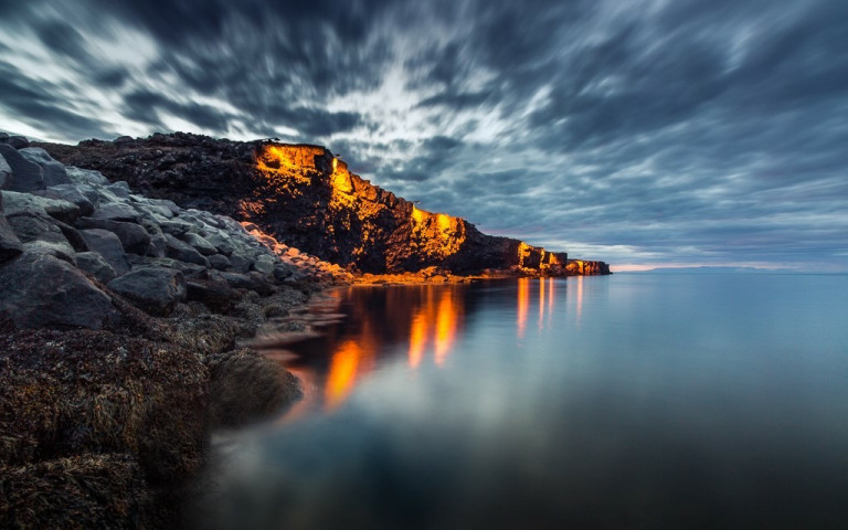 Upplýst Hólmsberg. Ljósmynd: OZZO