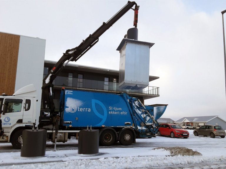 Myndin sýnir frá því þegar nýju djúpgámarnir voru losaðir í fyrsta skiptið en hún gefur glögga mynd…