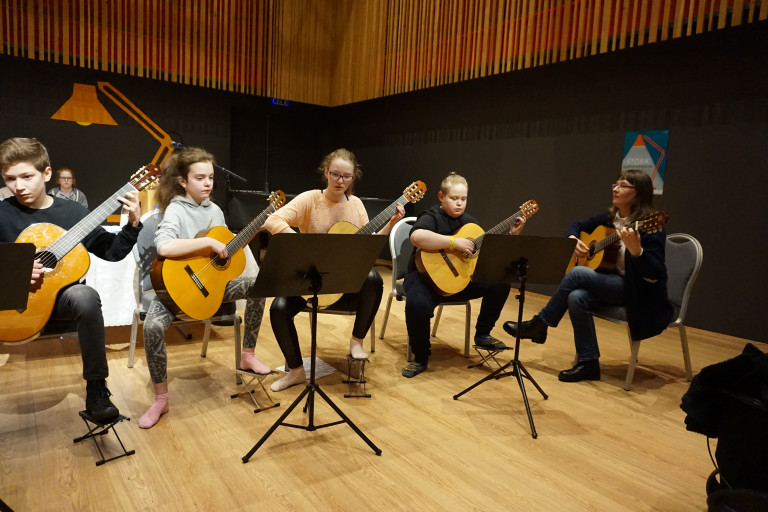 Gítarnemendur í Tónlistarskóla Reykjanesbæjar spila á lokahátíð Stóru upplestrarkeppninnar. Ljósmyn…