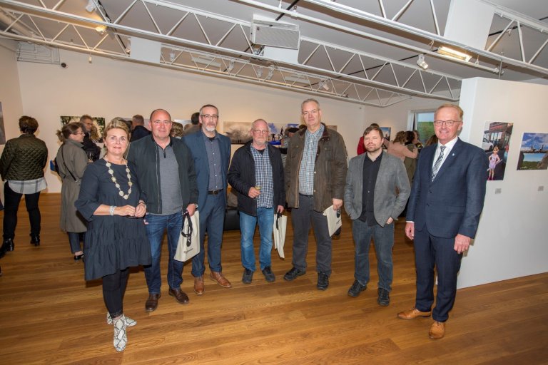 Verðlaunahafar ásamt menningarfulltrúa og bæjarstjóra.