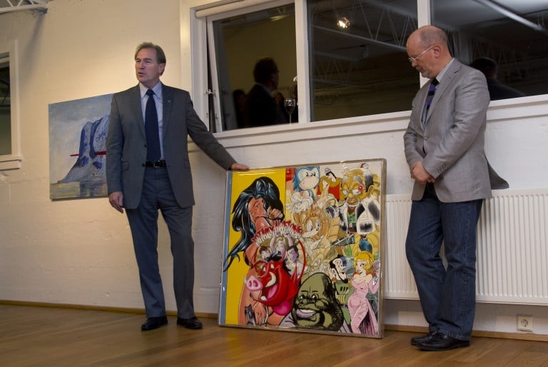 Árni Sigfússon og Aðalsteinn Ingólfsson með mynd Erró.