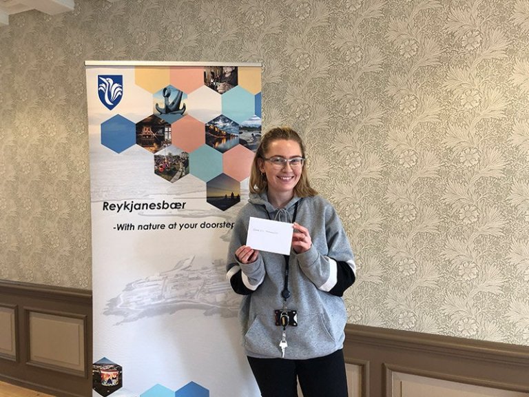 Esther Elín Þórðardóttir að taka á móti 50.000 króna gjafabréfi frá Betri bæ